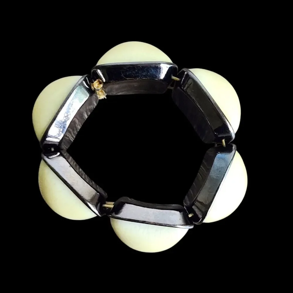 ​Vintage Style Chunky Cream Resin Bracelet with Silver Tone Links Stretch Fit